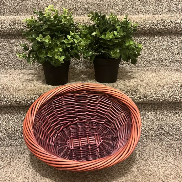 2 fake plants in wooden basket - Picture 2 of 6